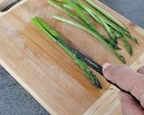 Foto del paso 7 de la receta: Ensalada templada de espárragos verdes con vinagreta de pera