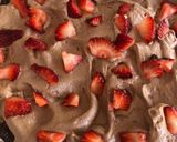 Foto del paso 3 de la receta: Torta golosinera de chocolate con frambuesas
