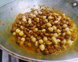 A picture of step 4 of Chana masala.