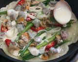 Gambar langkah 4 resipi Haemul Pajeon (Korean Seafood Pancake).