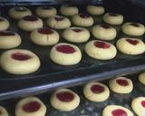 Foto langkah ke 3 dari resep Strawberry Thumbprint Cookies (Straw homemade).
