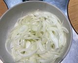 A picture of step 1 of Simple onion salads with tuna🧅.