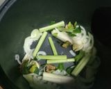 Foto langkah ke 1 dari resep Tom yam sup isi seafood.