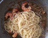 Foto del paso 6 de la receta: Spaghetti con gambas y gulas