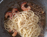 Foto del paso 6 de la receta: Spaghetti con gambas y gulas