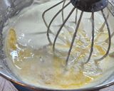 Une image de l'étape 5 de Quatre-quarts à la vanille et pépites de chocolat blanc.
