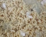 Foto del paso 6 de la receta: 🍝Espirales (fusilli) con gambas🦐 al ajo 🧄 y huevo🥚