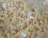 Foto del paso 6 de la receta: 🍝Espirales (fusilli) con gambas🦐 al ajo 🧄 y huevo🥚