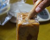 Foto langkah ke 8 dari resep Praline Travel Cake.