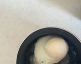 صورة لخطوة 3 من وصفة بيض بندكيت (Eggs Benedict)