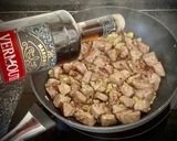 Foto del paso 4 de la receta: Medallón de solomillo con monchetas en salsa de vermouth y huevo frito