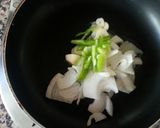 Foto del paso 2 de la receta Merluza salteada con judías y setas