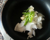 Foto del paso 2 de la receta: Merluza salteada con judías y setas