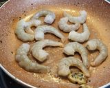 Foto del paso 2 de la receta: Empanadas de hojaldre rellenas de langostinos, queso, champiñones y aceitunas