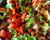 A picture of step 3 of Kale chane ki salad.