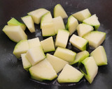 Foto del paso 2 de la receta: Salteado de calabacín, champiñones y macarrones con aguacate