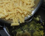 Kelkáposztás fusilli (orsó tészta), pirított dióval recept fázis 7 fotója