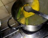 Foto langkah ke 5 dari resep Soto Lamongan tabur serbuk koya.