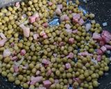 Foto del passaggio 2 della ricetta Pasta e piselli risottata con pancetta