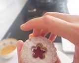 Foto langkah ke 7 dari resep Strawberry & Kecombrang Cookie Sandwich.
