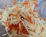 Foto langkah ke 5 dari resep Tumis Labu Siam, Wortel, dan Rebon.