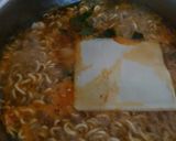 Foto langkah ke 2 dari resep Shin ramyeon with egg and cheese.