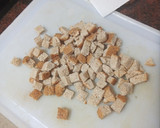 Foto del paso 5 de la receta: Crema de puerros, apio y almendras con pan frito