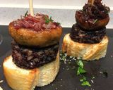 Foto del paso 1 de la receta: Pintxo de champi relleno de jamón ibérico y cebolla morada caramelizada sobre morcilla de Burgos!