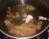 Foto langkah ke 1 dari resep Sup Ayam dengan Kacang Merah & Wortel.