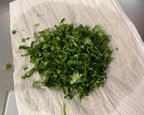 Une image de l'étape 8 de Champignons de Paris sautés à l’ail, oignon doux et coriandre fraîche.