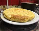 Foto del paso 8 de la receta: Tortilla de papa (no llego a española porque le falta el cantimpalo)