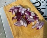 Une image de l'étape 3 de Sauce salade épicée à l'oignon rouge et persil.