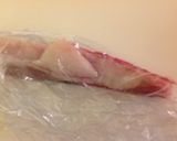 Foto del passaggio 4 della ricetta Rana pescatrice con crema di finocchio, cipollotto brasato e arancia