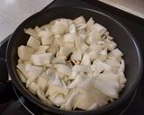 Foto del paso 3 de la receta: Pollo deshilachado en salsa de cebolla