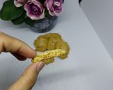 Foto langkah ke 6 dari resep Crunchy Cornflakes Cheese Cookies.