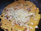 चीजी बेसन चीला (cheesy besan cheela recipe in hindi)