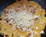 चीजी बेसन चीला (cheesy besan cheela recipe in hindi) रेसिपी चरण 2 फोटो