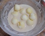Foto del paso 3 de la receta: Bolitas de manzana rebozadas con helado de cookies