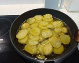 Foto del paso 4 de la receta: Patatas fritas en rodajas con eneldo y pimentón