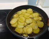 Foto del paso 4 de la receta: Patatas fritas en rodajas con eneldo y pimentón