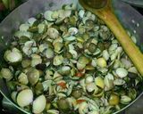 A picture of step 2 of Pasta with seashells (clams).