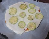 Foto del paso 5 de la receta: Pizza con calabacín, pimiento morrón y jamón serrano
