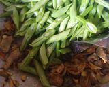 Foto langkah ke 2 dari resep Buncis rempelo ati saus tiram.