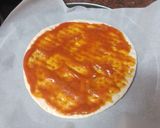 Foto del paso 5 de la receta: Pizza con calabacín, pimiento morrón y jamón serrano