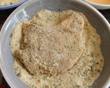Foto del paso 2 de la receta: Chuletas de cerdo empanadas con harina de maíz