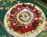 Une image de l'étape 8 de Salade de tomates et concombre au lonzo,cornichons et petits oignons.