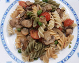 Foto del paso 4 de la receta: Pasta con champiñones, guisantes y tomates cherry