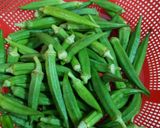 A picture of step 1 of Bhindi gosht salan (Lady finger, Okra).