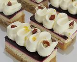 Foto langkah ke 19 dari resep Pecan Blondie Cheesecake with Blackcurrant.