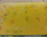 Foto del paso 6 de la receta: Tortilla de langostinos y palitos con ensalada y crema de calabaza